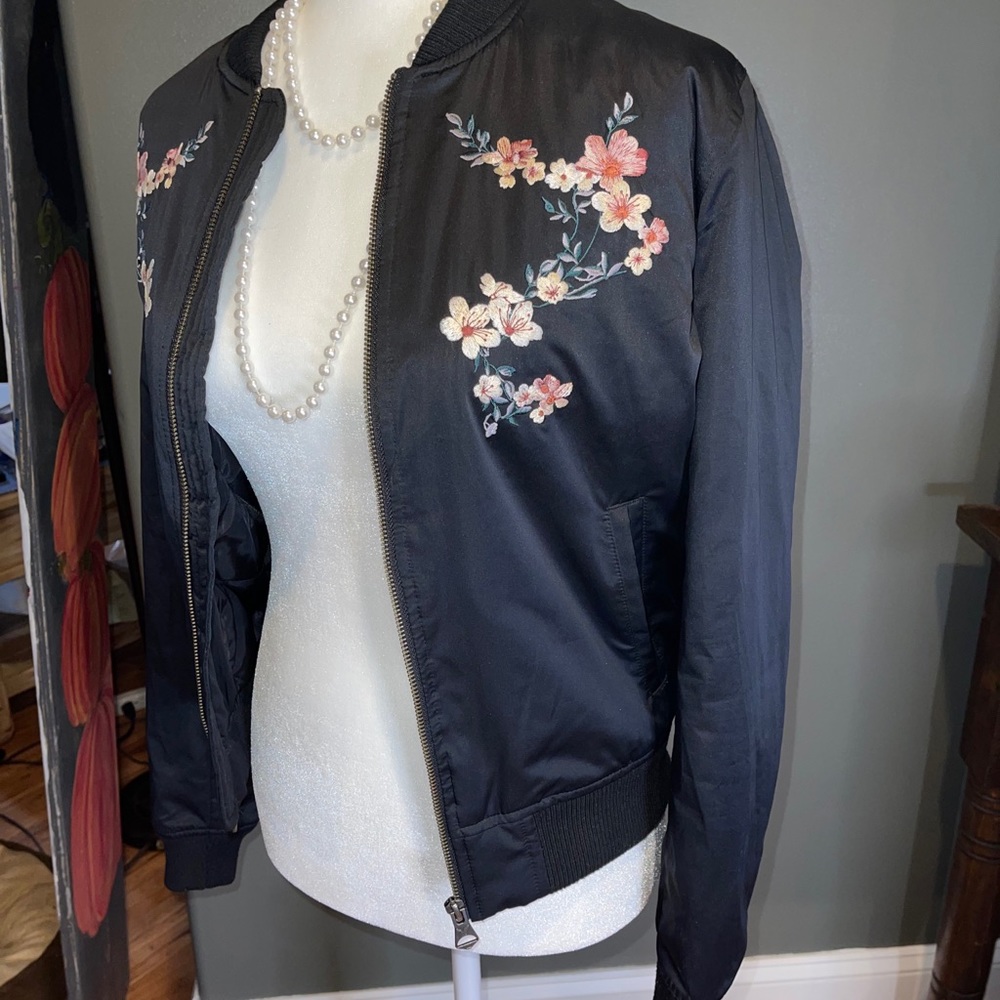 American Eagle women’s black bomber jacket with floral embroidery ‎ xs